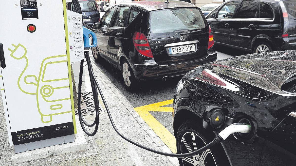 Un coche eléctrico conectado a un punto de recarga, en una imagen de archivo.