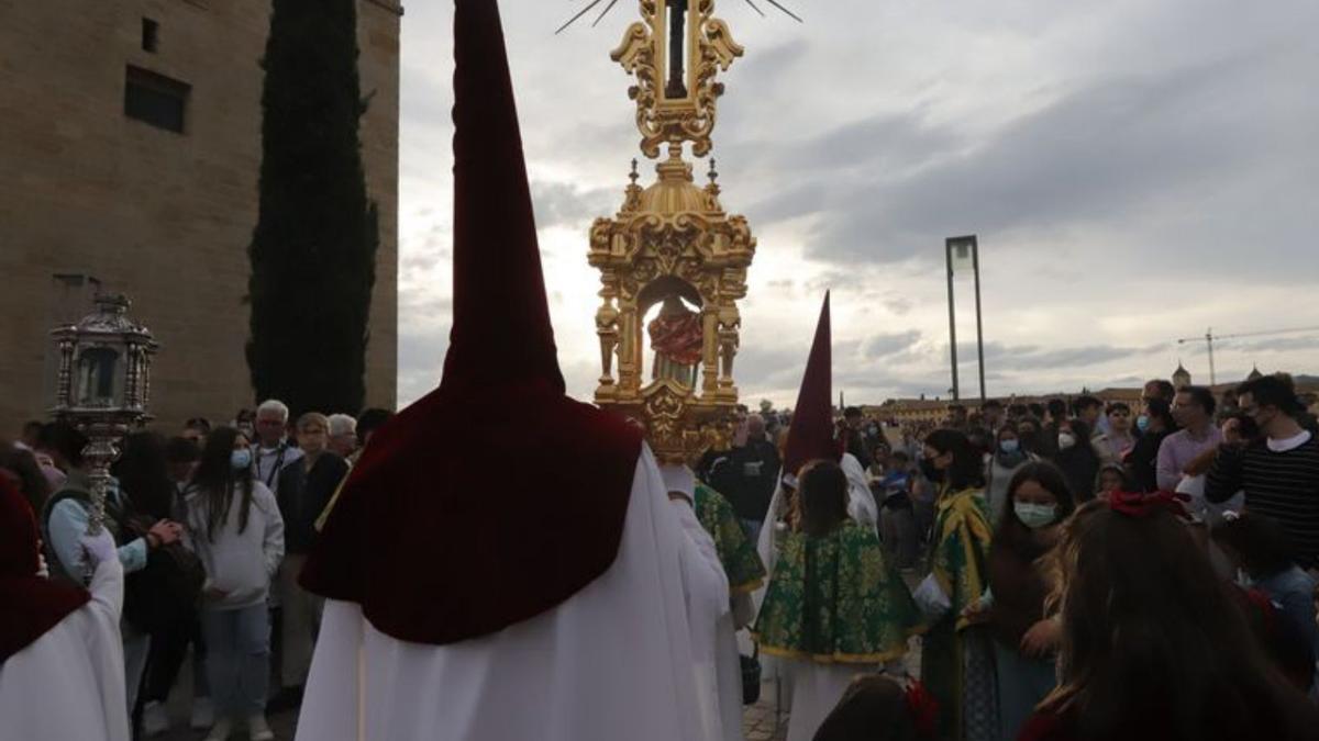 Cruz de guía de la hermandad, a su paso por La Calahorra.