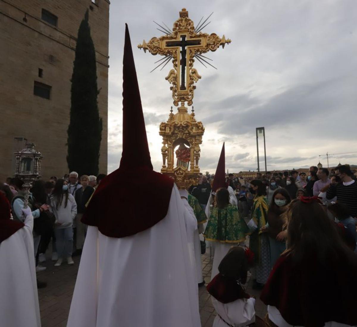 Cruz de guía de la hermandad, a su paso por La Calahorra.