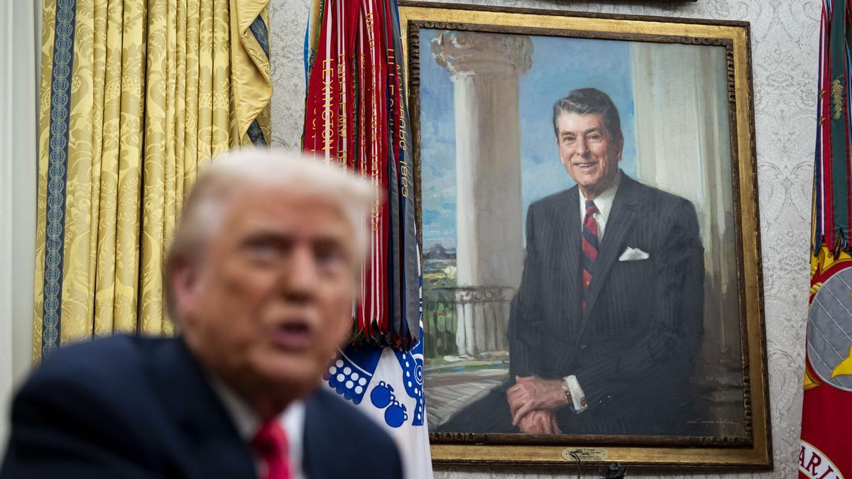 Washington, 06/03/2025.- El presidente de Estados Unidos, Donald Trump, frente a un retrato de Ronald Reagan
