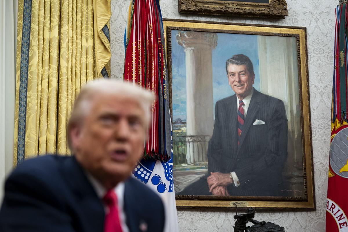 Washington, 06/03/2025.- El presidente de Estados Unidos, Donald Trump, frente a un retrato de Ronald Reagan
