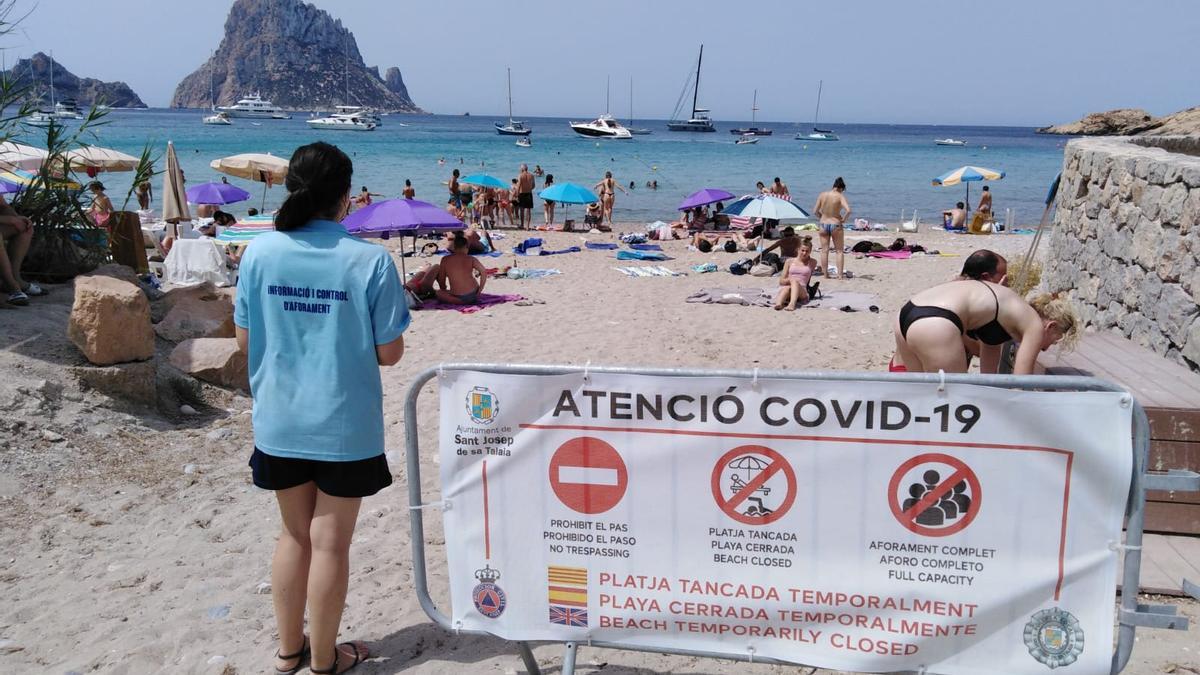 Control de aforo en una playa de Sant Josep