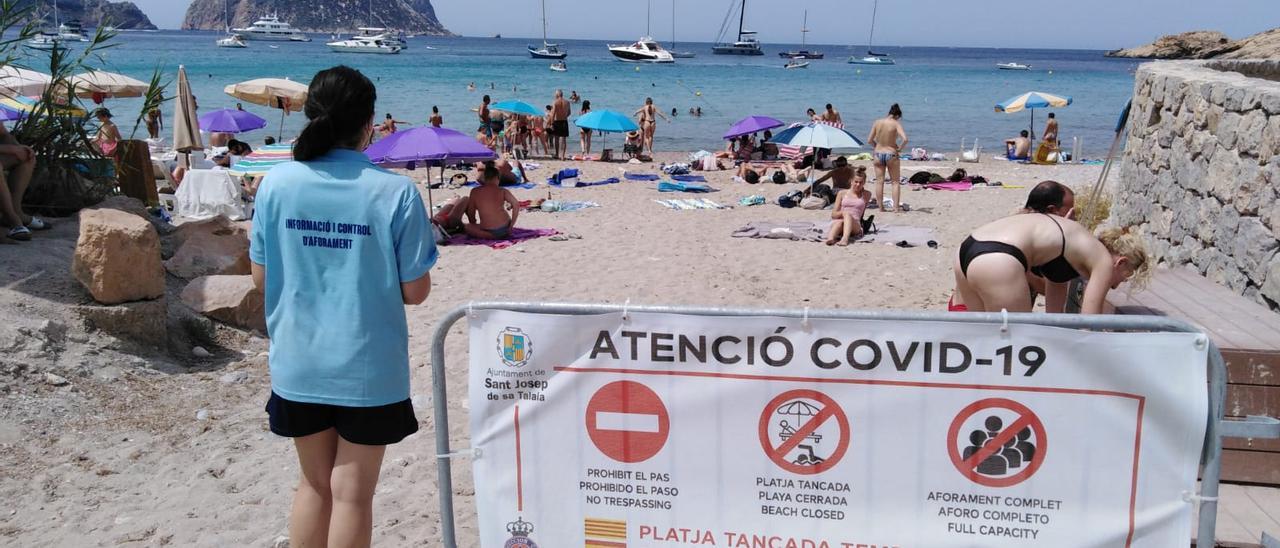 Control de aforo en una playa de Sant Josep