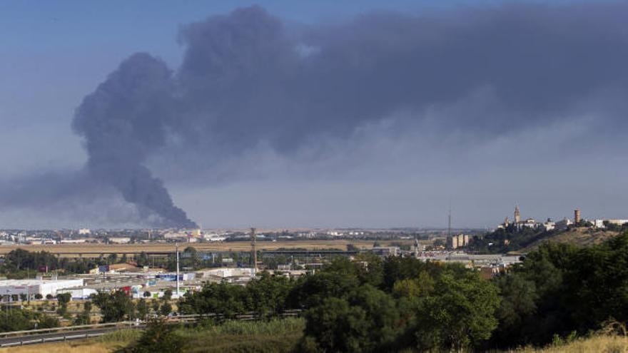 Aparatoso incendio en la fábrica de Ybarra de Dos Hermanas