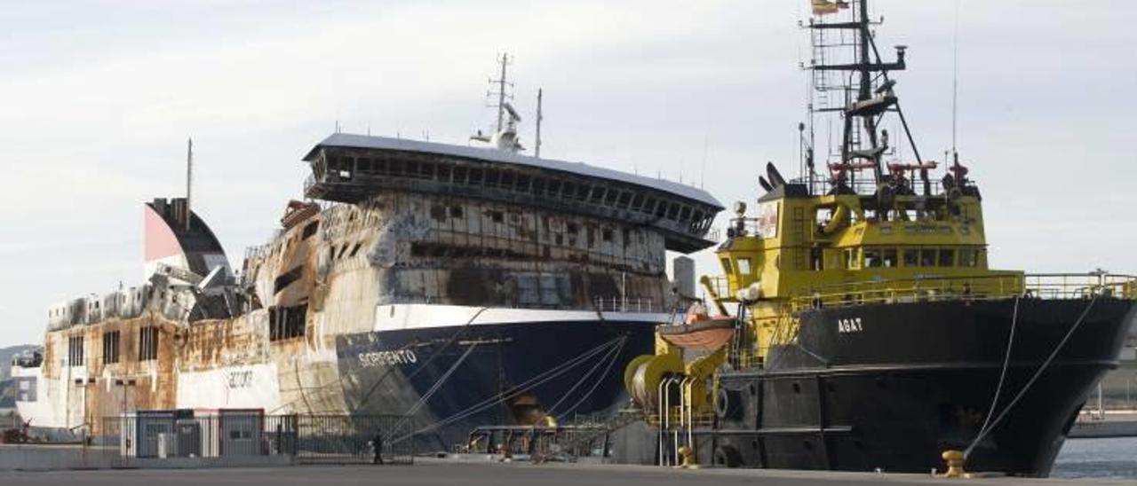 El remolcador «Agat» estaba ayer listo en el puerto de Sagunt junto al Sorrento.