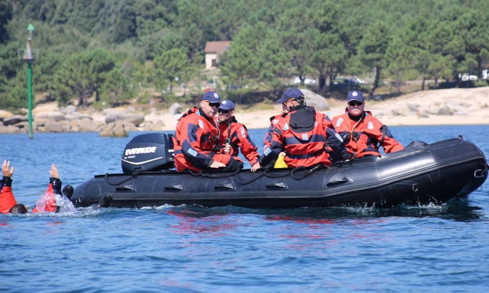 Los militares de la Campaña Antártica practican las técnicas de rescate en caso de naufragio - El Ejército despliega en O Grove el simulacro del "hombre del agua"