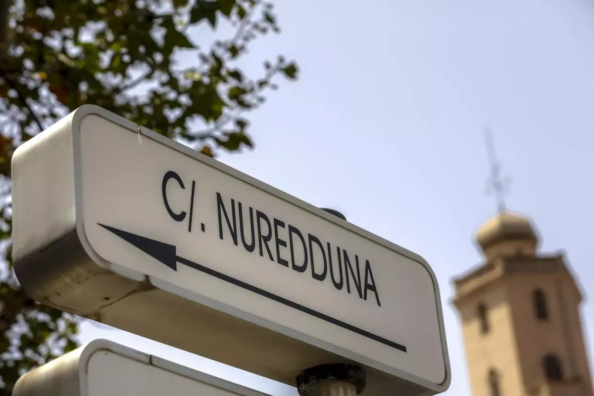 La calle Nuredduna, dividida diez meses después