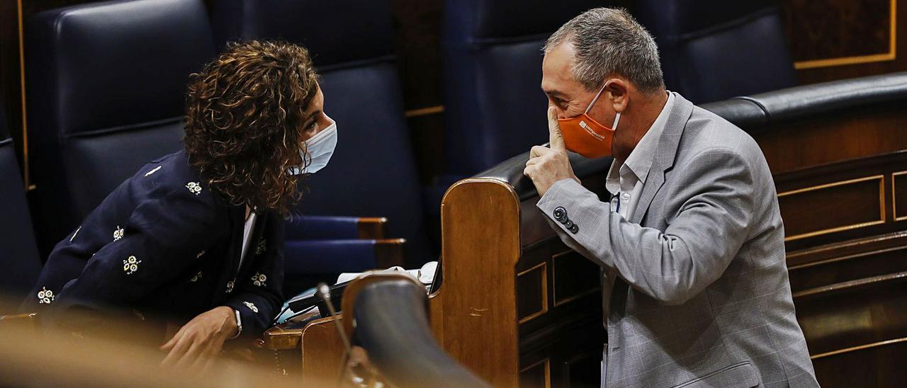 El diputado de Compromís en el Congreso, Joan Baldoví, levanta el dedo ante la ministra de Hacienda, María Jesús Montero, ayer.