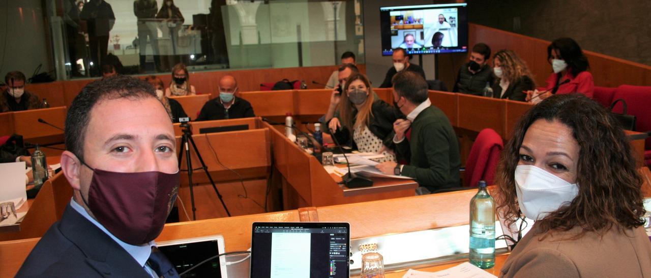 Francisco Morales e Isabel Casalduero y al fondo la pantalla con los ediles en casa por covid.