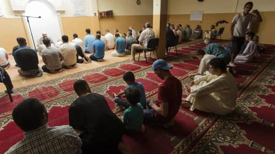 A las 18.00 horas los musulmanes se concentraron en la mezquita de Castelló para rezar.