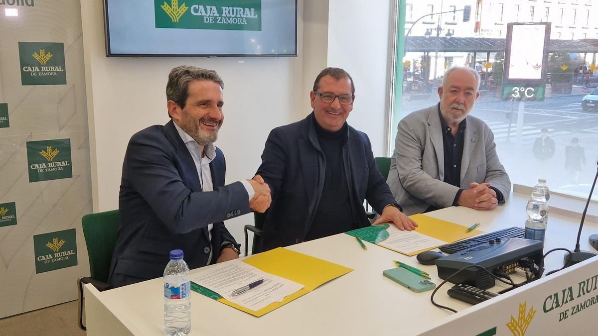 Momento de la firma del acuerdo con la Asociación de Entrenadores de Castilla y León.