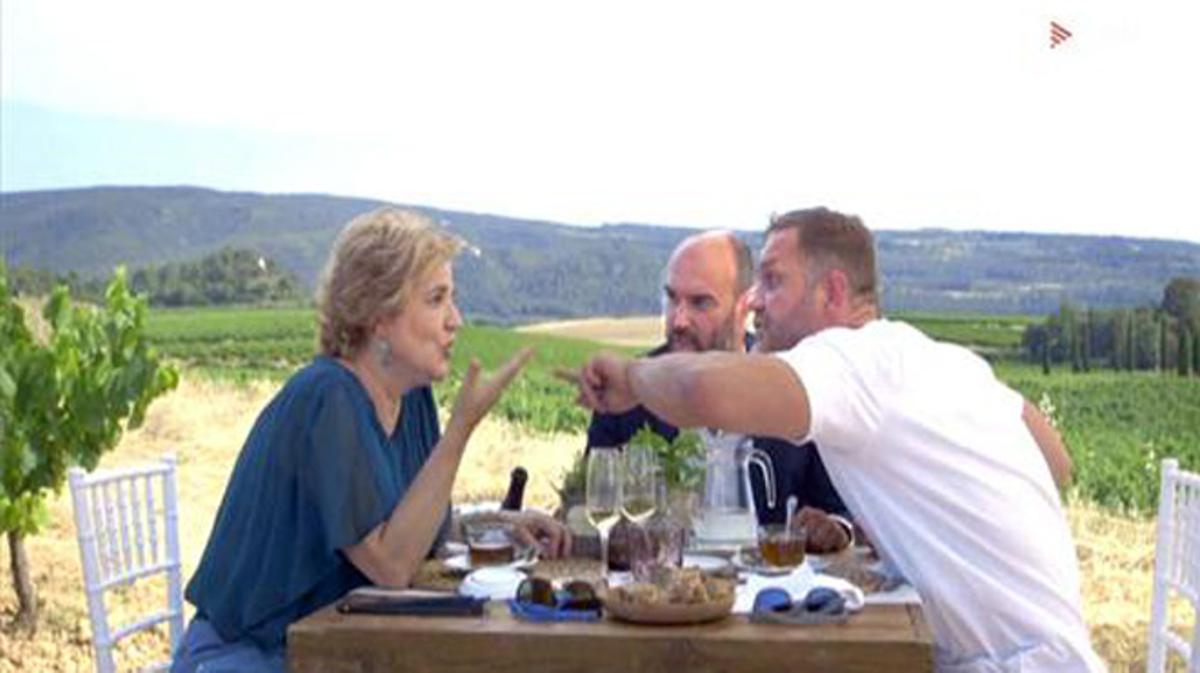 Pilar Rahola, Llucià Ferrer i Nacho Vidal, entre vinyes de Sant Sadurní, en el programa ’Estranyes parelles’, de TV-3.