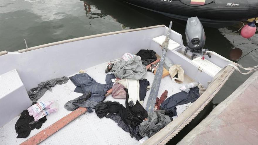 Aparece una patera encallada en las rocas cerca de Cala Pi