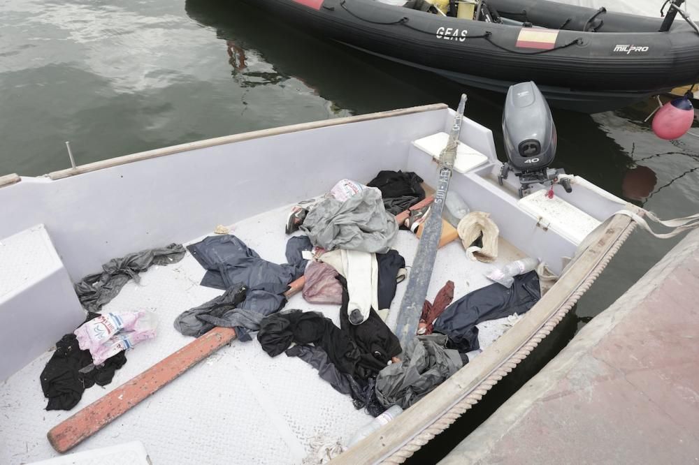 Aparece una patera encallada en las rocas cerca de Cala Pi