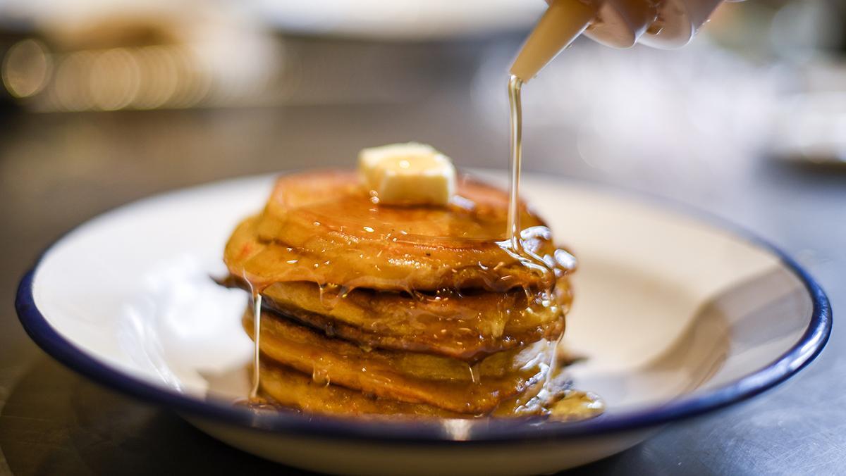 Así hace la receta de ’pancake’ de calabaza Ronit Stern, chef de los restaurantes Auto Rosellón y Toto.