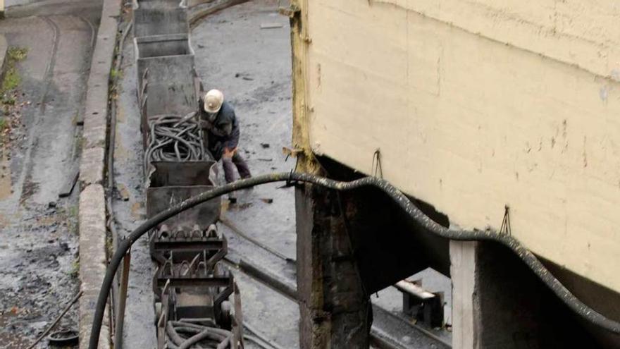 Trabajadores en el pozo Nicolasa de Hunosa.