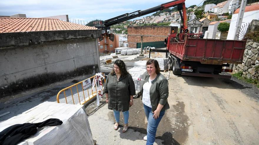 González y Cochón en su visita a las obras de la iglesia de Raxó./G.S.