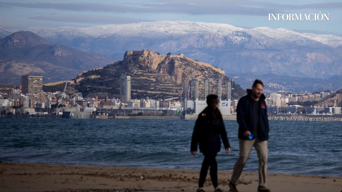 Aitana nevada vista desde la playa del Postiguet sobre las 11.00 horas del Día de Reyes