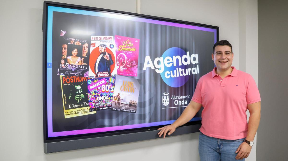 El concejal de Cultura, Daniel Álvaro, con el cartel del mes de noviembre.