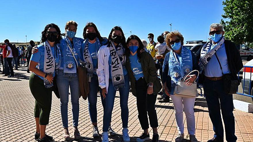 Un grupo de seguidores antes de entrar al campo.