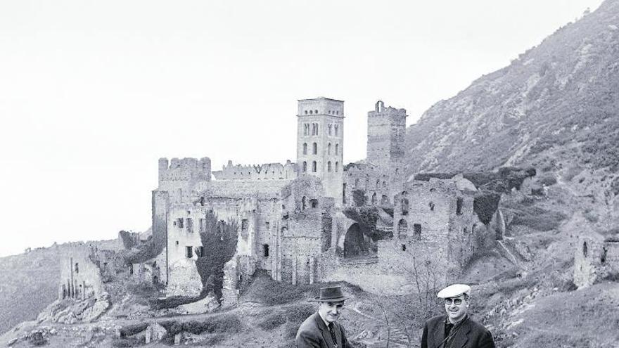 Melitó Casals i Alexandre Deulofeu retratats per Joaquim Fort, davant el monestir el 1963. | JOAQUIM FORT DE RIBOT