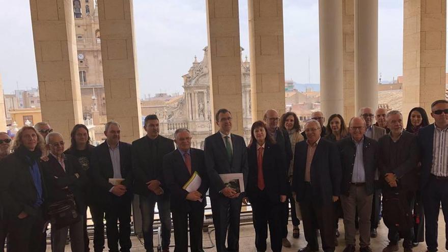 El alcalde de Murcia, José Ballesta, posa con los miembros del jurado, entre otros responsables del evento.