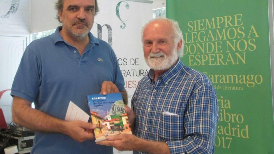 Celso Peyroux entrega su novela a Pedro Da Costa en Madrid.