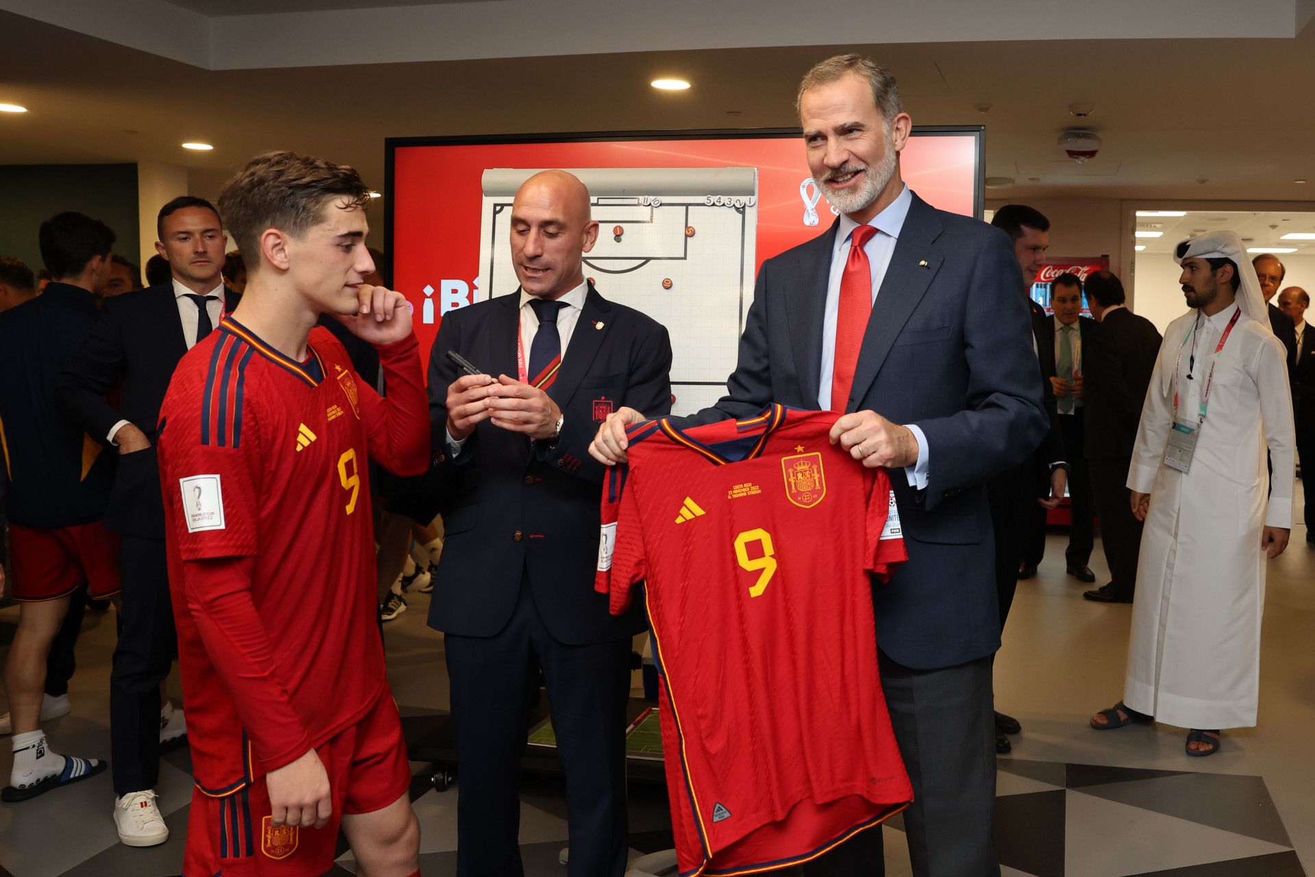 El rey Felipe con una camiseta de la selección firmada y junto a Gavi (2022)