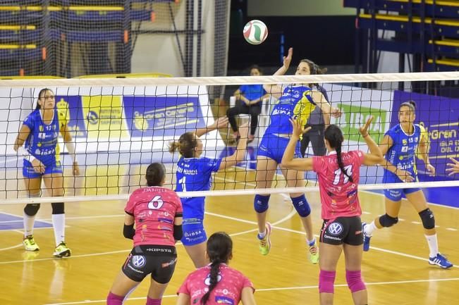 Partido de voleibol femenino entre IBSA y Haris