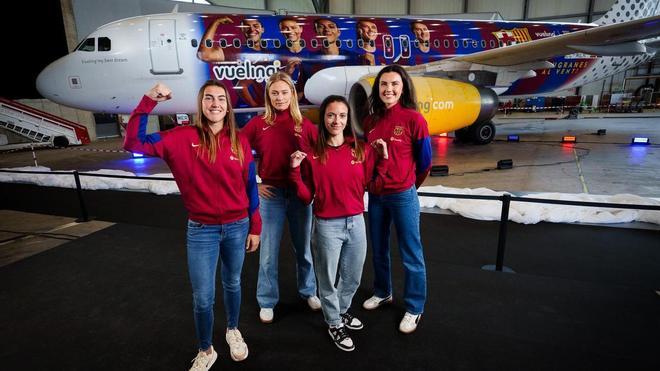 Las jugadoras del Barça posan ante su avión.