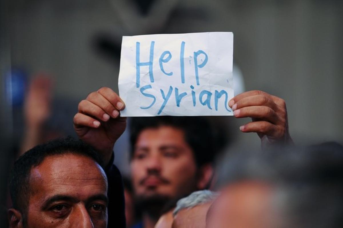 Un inmigrante sirio protesta en la estación húngara de Keleti que las autoridades del país han cerrado para impedir que más refugiados lleguen a Alemania.