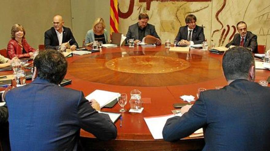 Un moment de la reunió setmanal del govern en el Consell Executiu, ahir al matí al Palau de la Generalitat