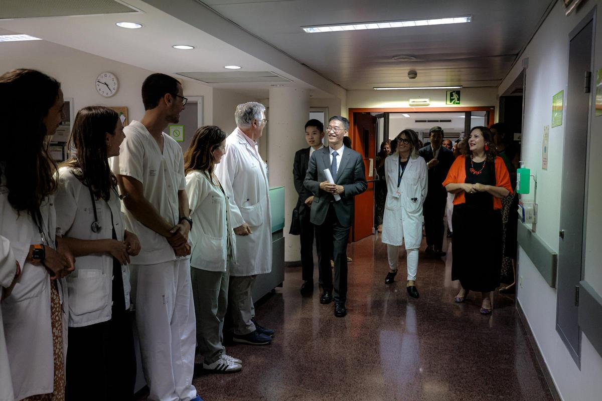 El embajador de China en España, Yao Jing, y la consellera de Salud, Manuela García, llegando a las nuevas dependencias