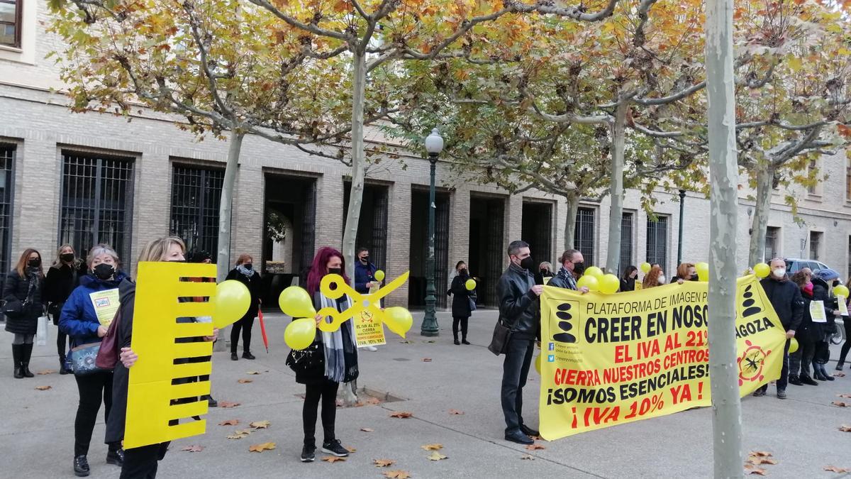 La protesta de los peluqueros en la sede del Gobierno de Aragón