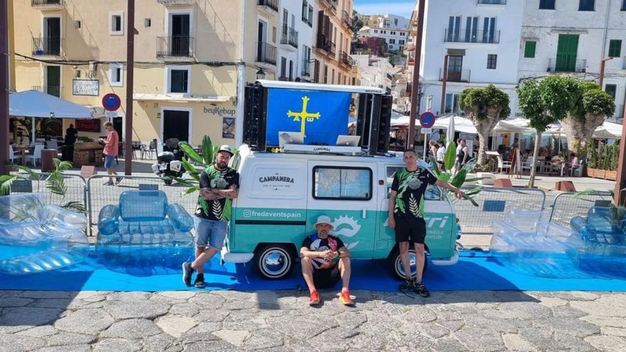 Música y bandera astur en Ibiza