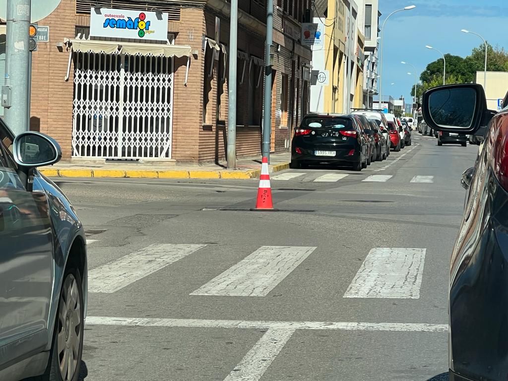 El cono lleva varias semanas instalado en el cruce.