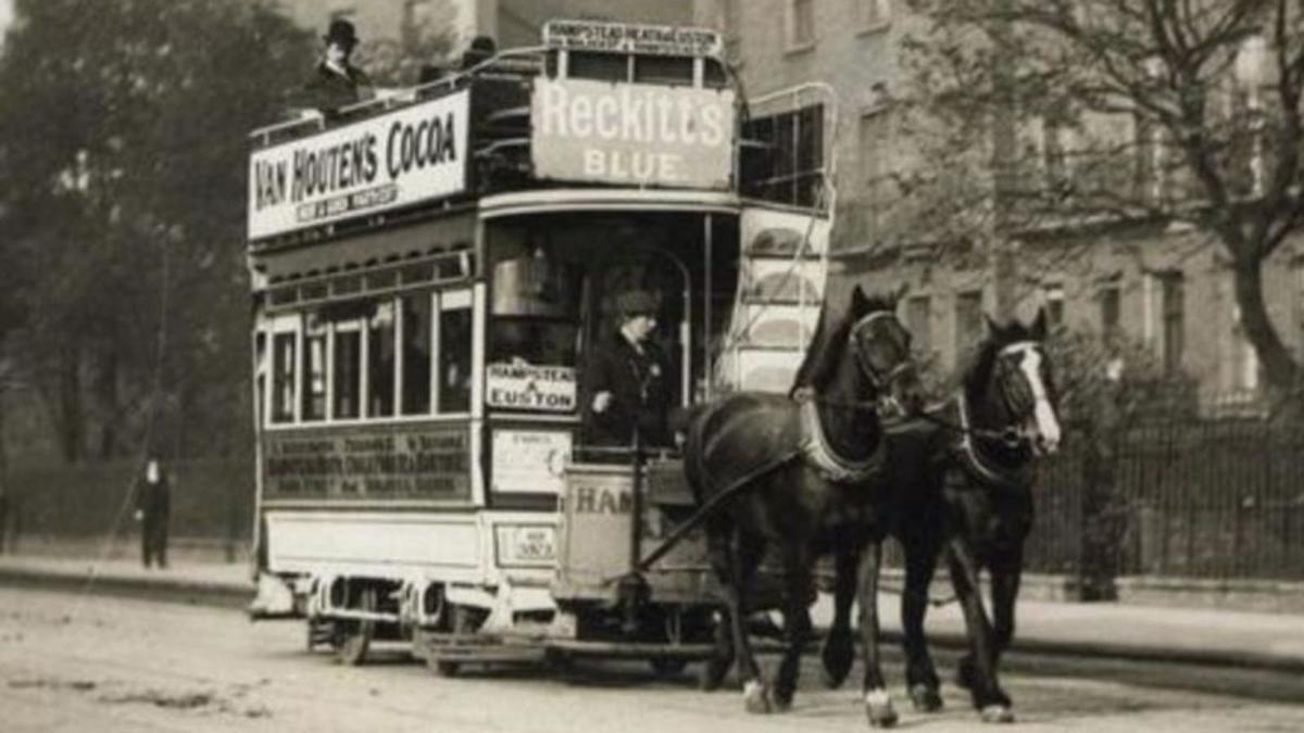 Un tramvia britànic de dos pisos estirat  per cavalls  a Londres,  el 1906.