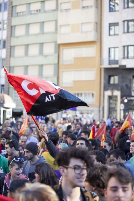 Ambiente en la calle durante la entrada a los premios y concentración antimonarquía