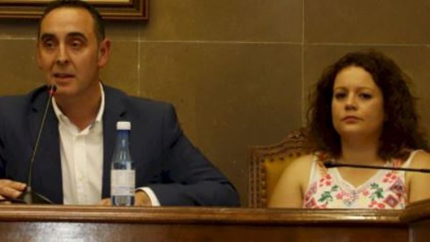 El alcalde de Vilafamés, Abel Ibáñez,, junto a la concejala Isabel Nebot, en el pleno de constitución de la corporación municipal.