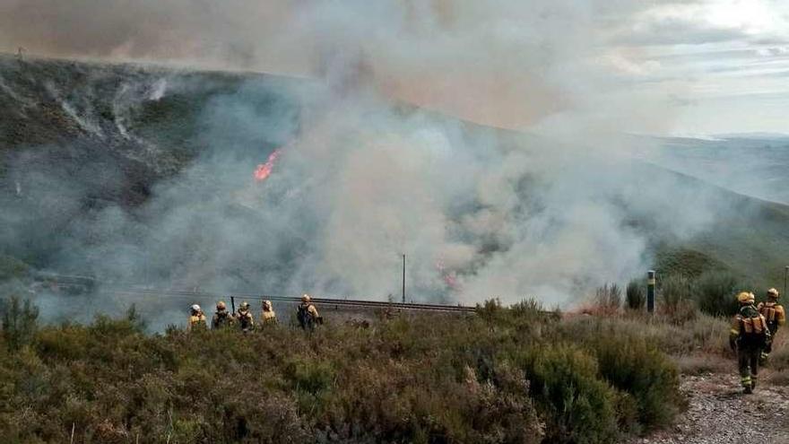 El incendio junto a la vía del tren registrado ayer en A Gudiña. // @BrifLaza