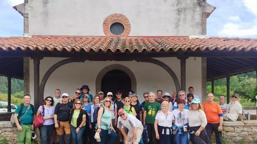 VÍDEO: La antigua industria tabaquera y los ingeniosos regadíos de Láneo, en Salas, cautivan a un grupo de visitantes: "Me ha gustado un montón"
