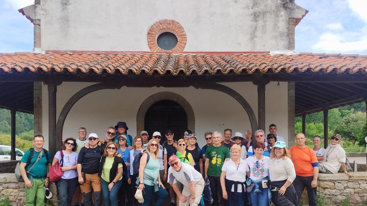 VÍDEO: La antigua industria tabaquera y los ingeniosos regadíos de Láneo, en Salas, cautivan a un grupo de visitantes: "Me ha gustado un montón"