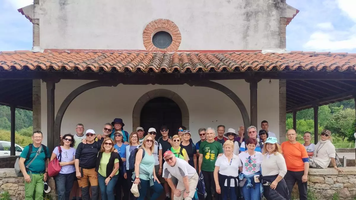 La antigua industria tabaquera y los ingeniosos regadíos de Láneo, en Salas, cautivan a un grupo de visitantes: "Me ha gustado un montón"