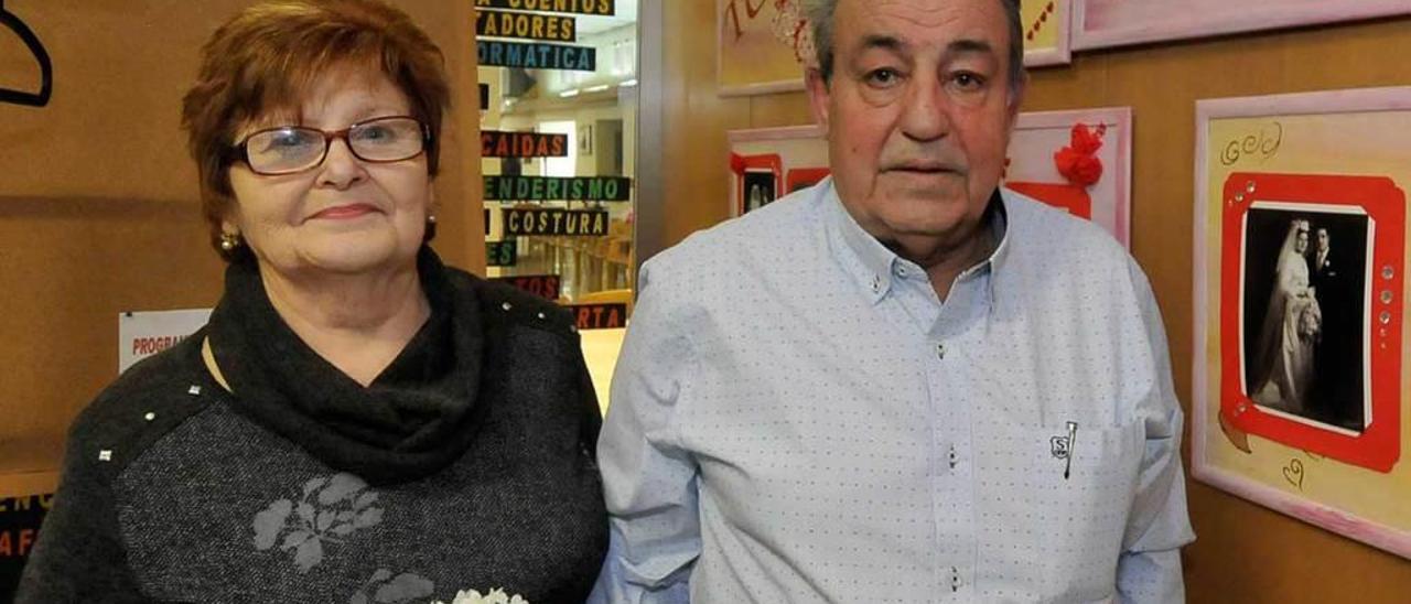 Margarita Suárez Tejón, impulsora de la &quot;cuquilogía&quot;, besa a Manuel Antonio Lillo.