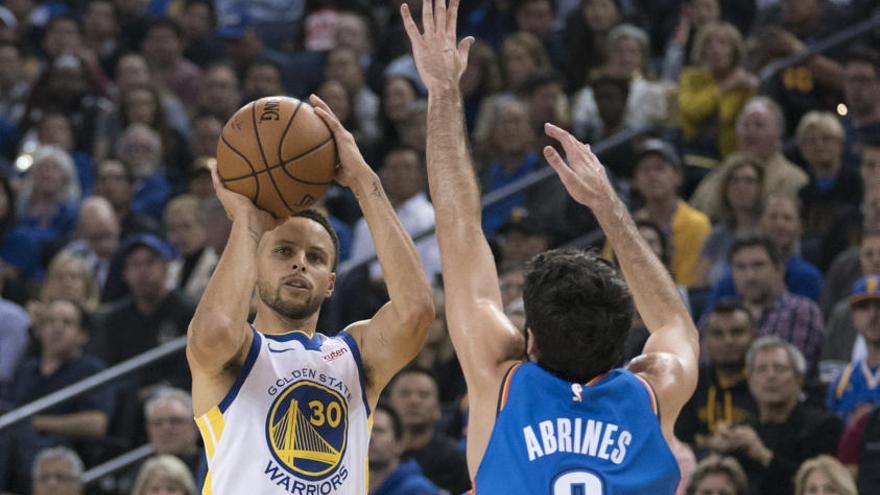 Curry y Durant celebran la entrega de anillos con una sufrida victoria