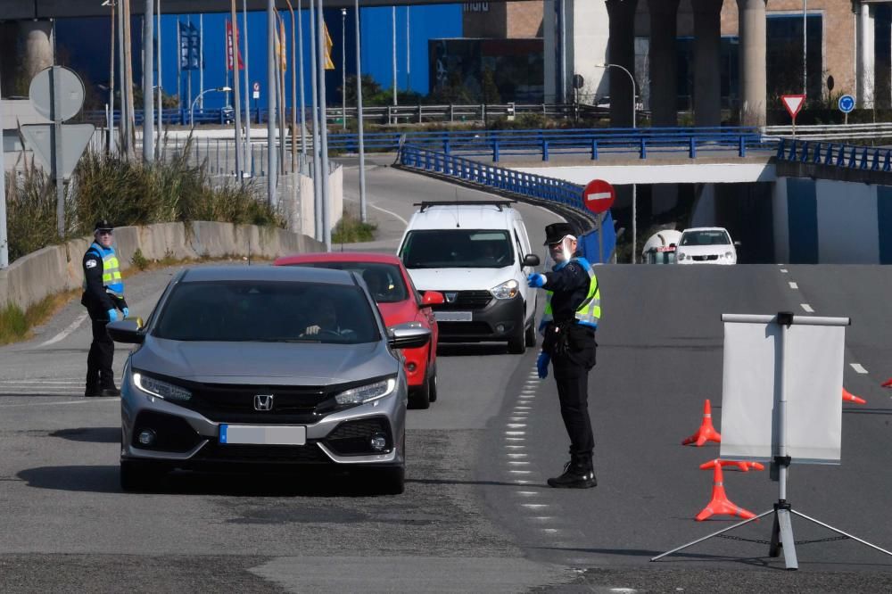 Los agentes solicitan a los conductores que acrediten su viaje para evitar movimientos injustificados.