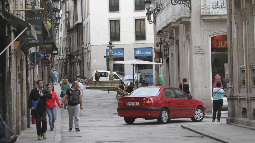Calle Santo Domingo, dentro del ámbito de acceso rodado controlado por bolardos. // Iñaki Osorio