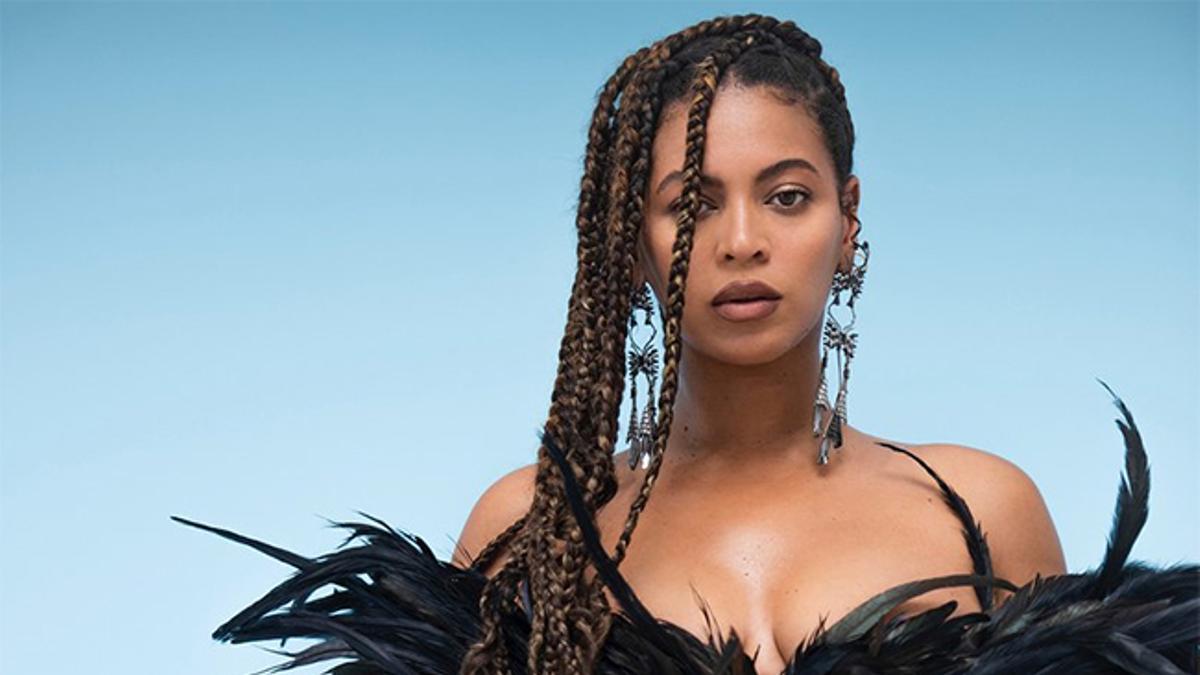 Beyoncé en 'Black is king', envuelta en plumas