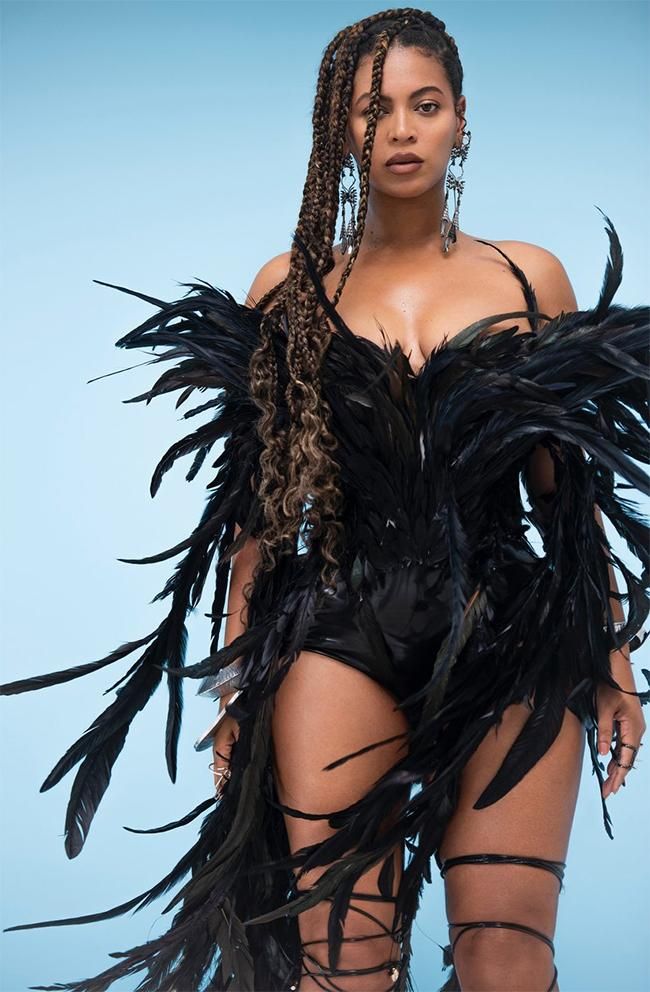 Beyoncé en 'Black is king', envuelta en plumas