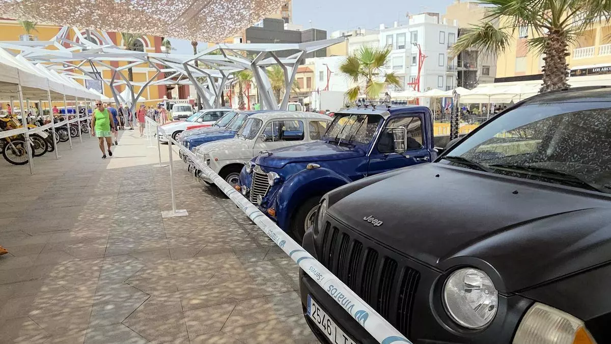 El Club Motor Clásico Vinaròs reúne decenas de vehículos históricos en su gran fiesta anual